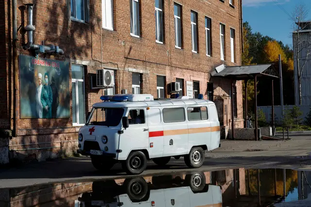 Am 7. Oktober 2026 fährt ein Krankenwagen an einem Krankenhausgebäude in der Stadt Schelechow in der Region Irkutsk vorbei. | Foto: APA-Images / AFP / TATYANA MAKEYEVA