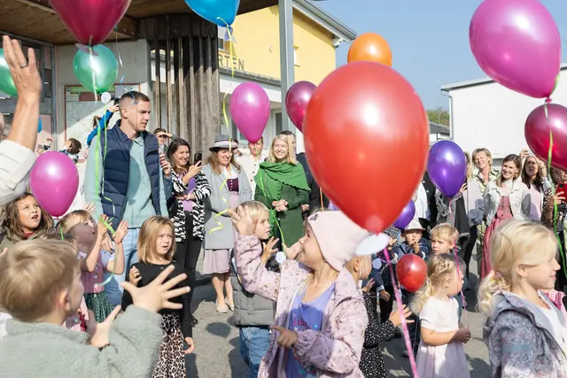 Landeshauptmann-Stellvertreterin Christine Haberlander gratulierte zu einem halben Jahrhundert Kindergarten in Hofkirchen. | Foto: Land OÖ/Sternberger