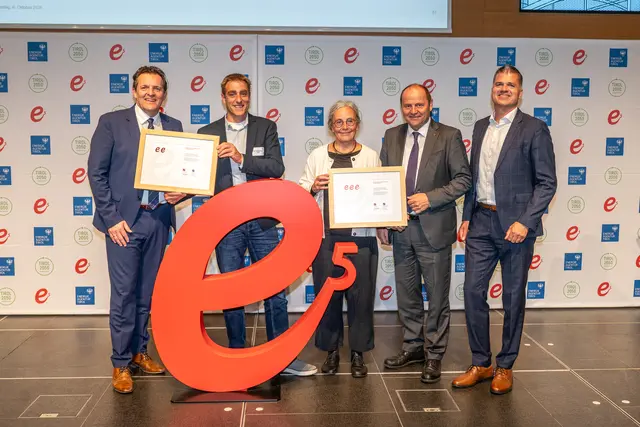V.l.n.r. LR René Zumtobel, Gijs Peterson Nobbe (e5-Team Wattens), Regina Stolze-Witting (e5-Teamleiterin Zirl), LHSTv. LR Josef Geisler, GF Rupert Ebenbichler. | Foto: Energieagentur Tirol / Blitzkneisser