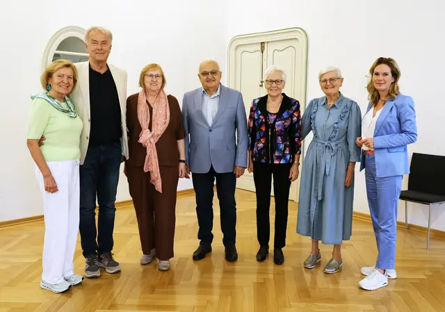 Vizebürgermeisterin Michaela -Haidvogel und Gemeinderätin Eva Morawetz gratulierten den 75-jährigen Geburtstagskindern zu ihrem halbrunden Jubiläum: Rainer Morawetz, Anna Pilwachs, Rudolf Hamp, Christine Kunczier und Elisabeth Huber (v.l.). | Foto: Marktgemeinde Maria Enzersdorf