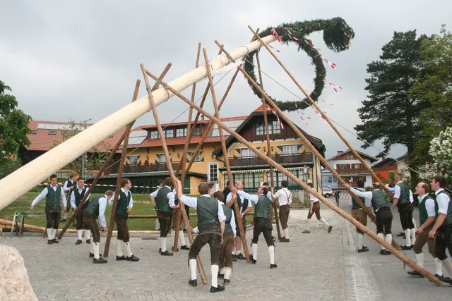 Ortskernbelebung: Das Maibaumaufstellen ist traditionsreich und stärkt das Miteinander in den Gemeinden. 