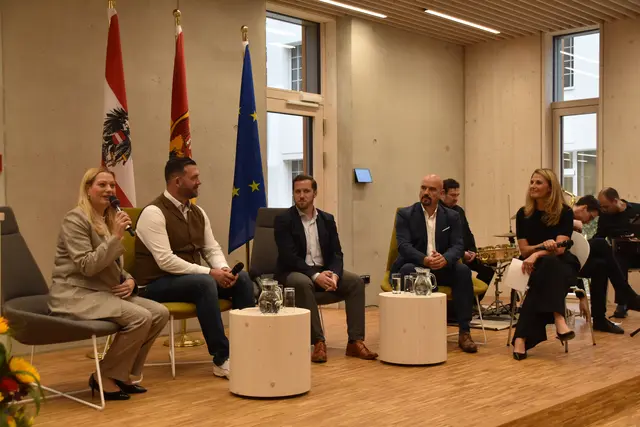 Erste Gesprächsrunde: Daniela Winkler, Florian Schlechtleitner, Adrian Kubat, Nikolaus Schermann und Moderatorin Sissy Gamauf-Leitner | Foto: MeinBezirk/Michael Strini