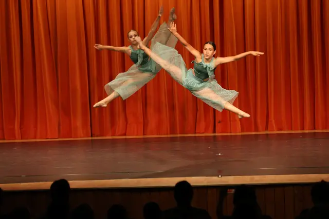 "A moment of forever" - Sofiia Stepaniuk und Tamina Jost tanzen sich im Duo auf Platz 3 am World Dance Contest.  | Foto: Valeina Dance