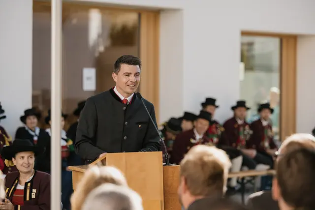 Stolz präsentiert Bürgermeister Simon Schwendinger das neue "Fissikus". | Foto: Manuel Pale
