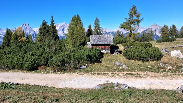 ...eine Gedenkstätte oder Kapelle lädt zum verweilen ein.