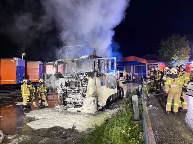 Die Zugmaschine stand in Achenkirch in Vollbrand. Der 65-jährige Lenker erlag nun seinen schweren Verletzungen. | Foto: zoom.tirol