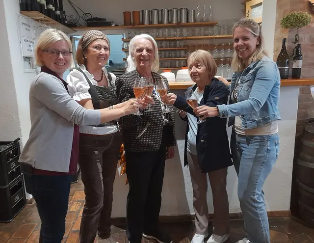 Von links: Winzerin Anita Müllner, Ilse Gritsch, Elisabeth Schöffl-Pöll und Theresa Grießner vom Ordinationsteam stießen mit Schätzspiel-Gewinnerin Trude Stangl (2. von rechts) freudig an. | Foto: Ilse Gritsch