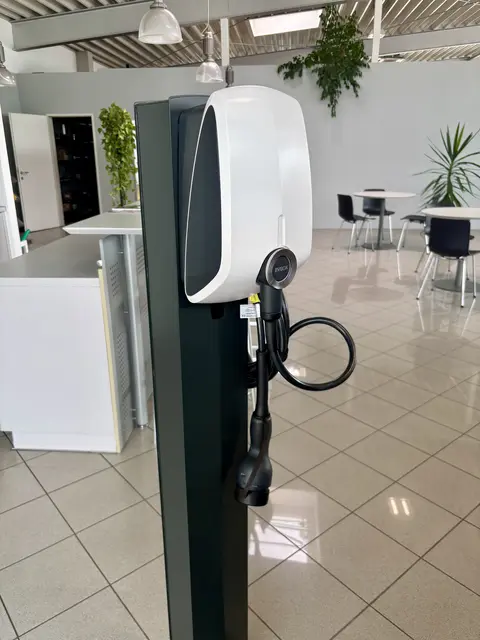 Bidirektionales Laden: Elektroautos könnten als mobile Energiespeicher dienen – technisch möglich, gesetzlich verboten.