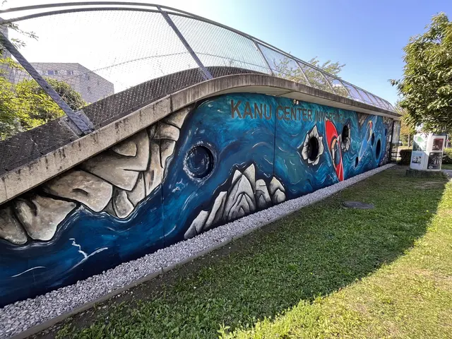 ... jetzt schmückt „Tuff &amp; Gneis – im Fluss der Schichten“ von Ramona Ruf und Philipp Meschik die Innpromenade in der Reichenau. | Foto:  Stadt Innsbruck/A. Kreisl