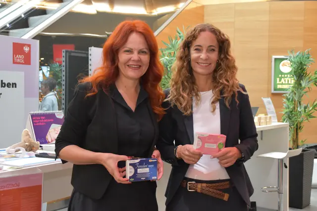 Gesundheitslandesrätin Cornelia Hagele und Frauenlandesrätin Eva Pawlata (v.l.) waren beim Stopp im Bezirk Kufstein dabei.  | Foto: Barbara Fluckinger