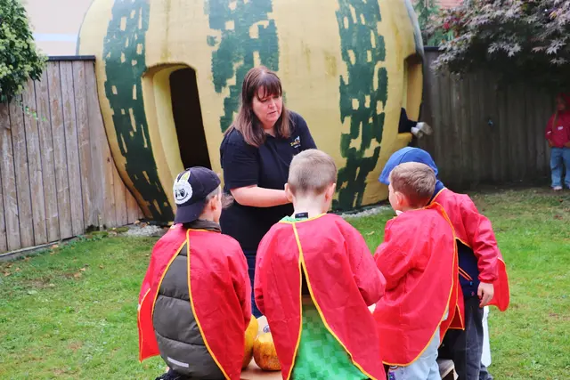 Vor dem Riesenkürbis, seit fast zwei Jahrzehnten ein Wahrzeichen von Premstätten, erfuhren die Kinder viel vom Kürbisputzen damals und heute | Foto: Edith Ertl