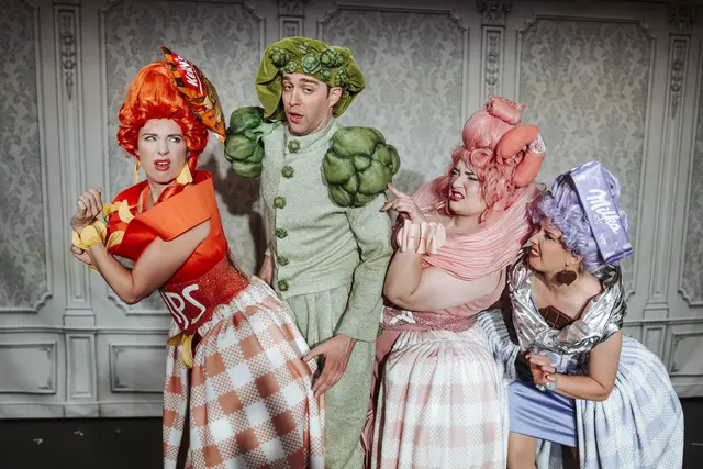 Die Kostüme sind genauso kreativ wie die Sketches.  | Foto: Kabarett Simpl