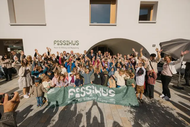 Kinder und Ehrengäste jubelten gemeinsam über den gelungenen Bau. | Foto: Manuel Pale