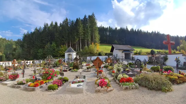...diesen Friedhof in Waldnähe find ich einfach SCHÖN. 
Rechter Hand sieht man das Prielkreuz.