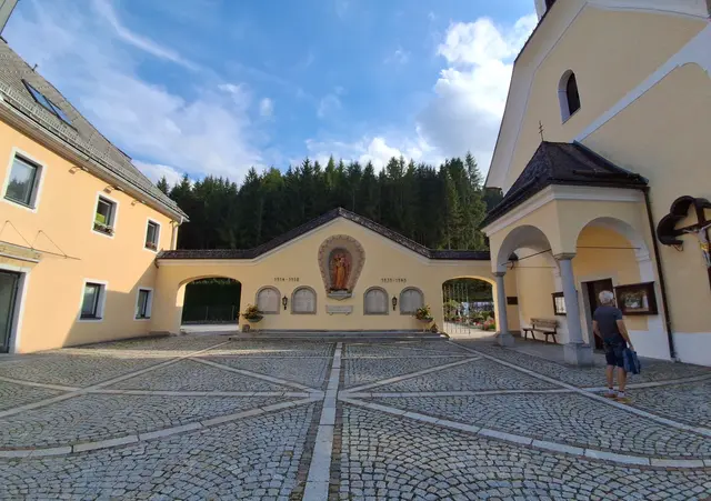 ...der Kirchenvorplatz der Rh. kath. Kirche in Hinterstoder hat mir so gefallen, dass ich die Kirche gar nicht fotografiert hab...🤭