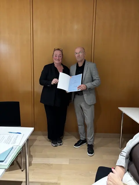 Der Neo-Bürgermeister Robert Antoni wurde von Bezirkshauptfrau Nicole Wild gleich direkt angelobt.  | Foto: Elisabeth Kloiber/MeinBezirk