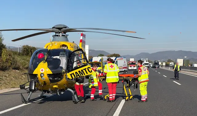 Für die Landung des Notarzthubschraubers mussten die Fahrspuren der A1 vorübergehend gesperrt werden.
 | Foto: DOKU-NÖ