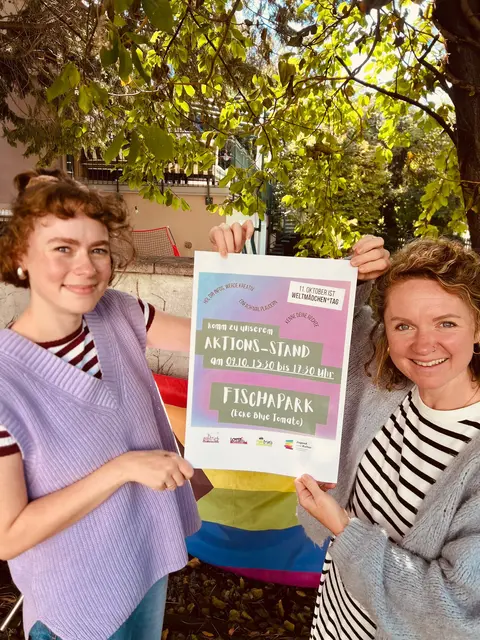 Mary von RUMTRIEB und Niki von AUFTRIEB laden zum Aktionsstand anlässlich des Weltmädchen*tags | Foto: Jugend und Kultur