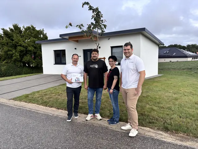 Freuen sich über die gelungene Zusammenarbeit beim Neubau des Friseurgeschäftes in Jormannsdorf: Geschäftsführer Lukas Weber, Bauherren Herbert und Tamara Unger, Martin Sommer von Z+H Weber (v. l.). | Foto: MeinBezirk