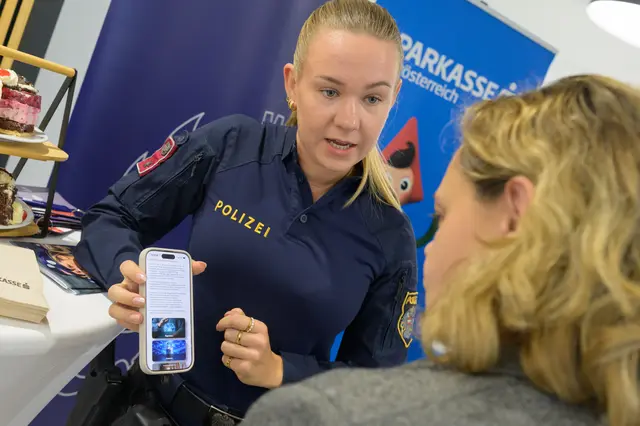 nspektorin Carina Strahberger vom Bezirkspolizeikommando Linz-Land gab den Besucher:innen Tipps rund um das Thema Sicherheit – online und auch im Alltag. | Foto: Sparkasse OÖ/Kerschbaummayr