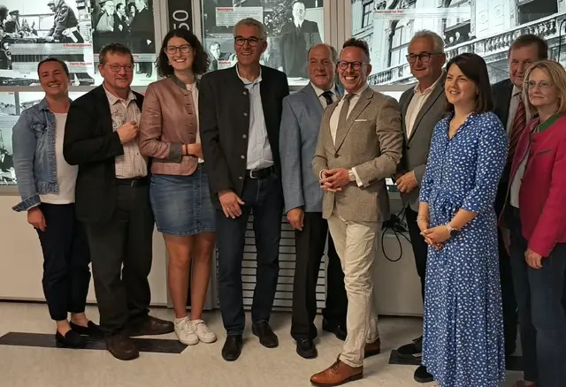 Das Team des Museums und seine Ehrengäste. | Foto: Kulturkreis Langenrohr