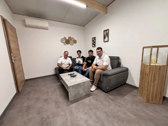 Im gemütlichen Wartebereich: Lukas Weber, Tamara Unger, Herbert Unger und Martin Sommer (von links).