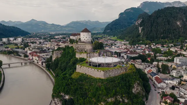 Die Festung Kufstein vertritt Tirol im österreichweiten Finale und hat damit die Chance auf den Titel „Österreichs schönster Platz“. | Foto: Kufsteinerland, Johannes Scheffold 