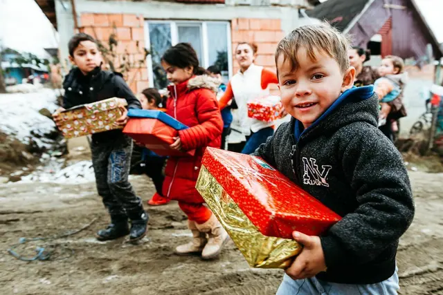 Ein Stofftier, eine Zahnbürste, ein Malbuch, Handschuhe und Haube, Lego und noch Lutscher – das wäre bereits ein Beispiel für eine Einkaufsliste, um den Kindern eine Freude zu machen. | Foto: Samaritan's Purse e. V./David Vogt