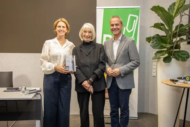 Doris Dim-Knoglinger, Erika Pluhar und Joachim Knoglinger von der Raiffeisenbank Ried. | Foto: MeinBezirk/Christian Doms