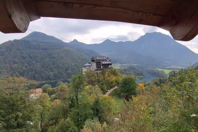 ...Blick von der Kirche zum Schloss KLAUS.