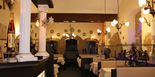 DIE Adresse für eine Weihnachtsfeier in griechischer Atmosphäre | Foto: Taverne Santorini