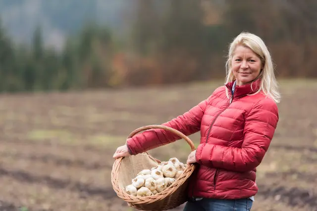 Von der Managerin zur Knoblauchbäuerin tauschte sie das Cabrio gegen den Acker. | Foto: Franz Gerdl