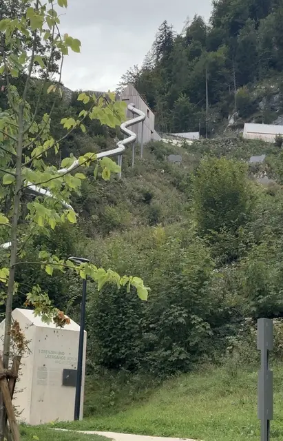 Neben dem Erlebnisweg "Weg der Grenzen" findet man hier auch die längte Rutsche in den Alpen.  | Foto: Sabrina Moriggl
