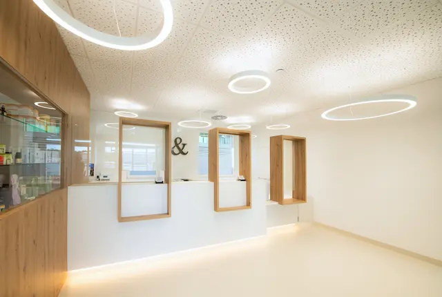 Die hellen Räumlichkeiten lassen Patienten gut ankommen. | Foto: cstrobl