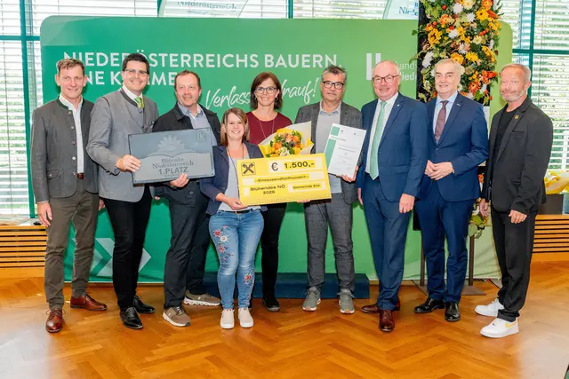 NÖ Gärtner-Obmann Johannes Käfer, LK NÖ-Vizepräsident Lorenz Mayr, Vbgm. Christian Matzenberger, Daniela Matzenberger, Christine Scholler, Bgm. Josef Forster, LH-Stv. Stephan Pernkopf, WK NÖ-Vizepräsident Christian Moser, Raiffeisen-Landeswerbung NÖ-Wien Karl Zöchling | Foto: Georg Pomaßl/LK Niederösterreich