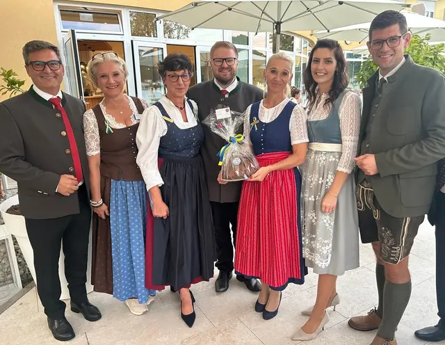 Präsidentin Alexandra Kazianka (3. v. re) und Clubschwestern des Soroptimist Clubs Kärnten-Unterland Völkermarkt mit Landeshauptmann-Stellvertreter Martin Gruber (re.), Völkermarkts Bürgermeister Markus Lakounigg (li.) und Scholle-Chorleiter Lukas Joham | Foto: Soroptimist Club