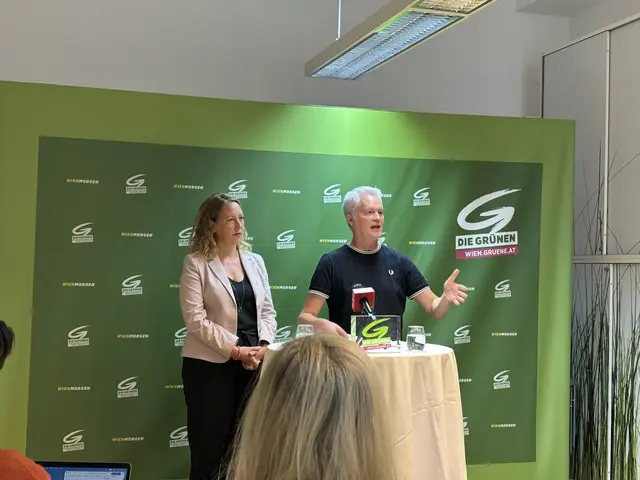 „In der Bundesregierung fehlt jede Spur von einer Vermögens- und Erbschaftssteuer, und in Wien macht der Bürgermeister einen großen Bogen um sozial gerechte Einnahmequellen wie Leerstandsabgabe, Umwidmungsabgabe und Freizeitwohnsitzabgabe“, kritisiert David Ellensohn, Sozialsprecher der Wiener Grünen. | Foto: Sophie Ruzicka/MeinBezirk
