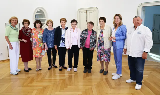 Herzlichen Glückwunsch zum 80. Geburtstag: Jane Chroust, Gloria Borst-Fox, Rana Ernst, Hertha Fleischmann, Renate Zorn, Brigitta Schwab, Erika Stockhammer und Walter Petrasovits (v.l.). | Foto: Marktgemeinde Maria Enzersdorf
