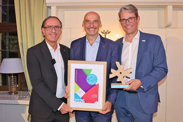 Verleihung des Jobticket Award, v.l.n.r Christian Strasser, Moderation; Norbert Ellmauer, Geschäftsführer Kurtherme Badehospiz; Johannes Gfrerer, Geschäftsführer Salzburger Verkehrsverbund  | Foto: ©Salzburg Verkehr/Brandl