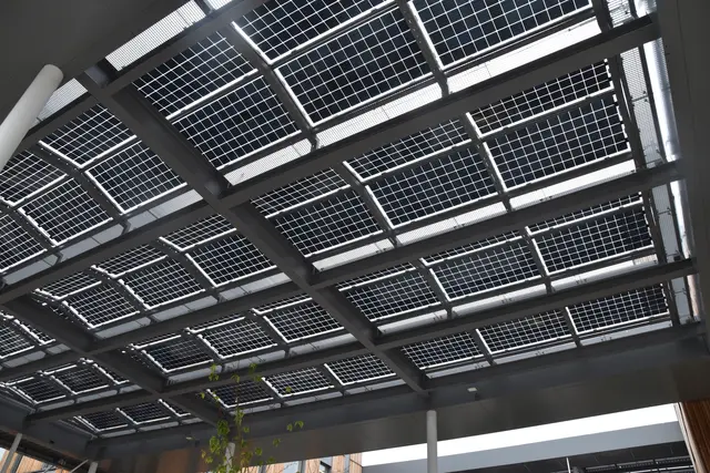 Photovoltaik-Paneele schmücken die Überdachung des Vorhofs. | Foto: MeinBezirk/Michael Strini