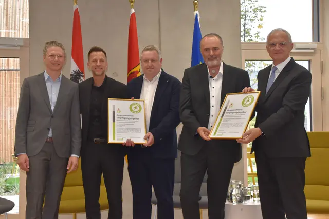 SIPCAN-Verleihung: Manuel Schätzer (SIPCAN-Bundeskoordinator), Oliver Snurer und Klaus Glavanics (Geschäftsführer Gästehäuser und Küchen Burgenland), Landeshauptmann Hans Peter Doskozil und Hochschul Burgenland-Geschäftsführer Georg Pehm  | Foto: MeinBezirk/Michael Strini