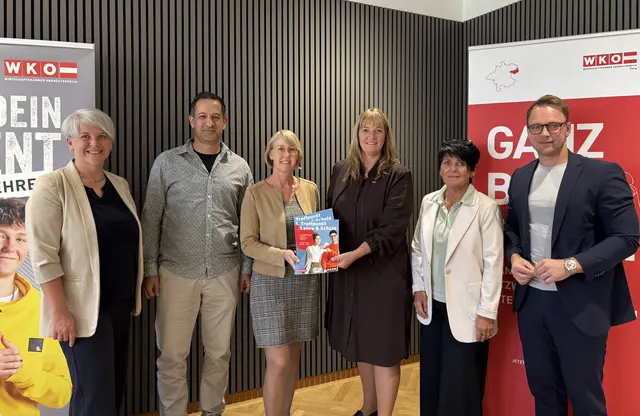 Messe-Organisatorin Evelyn Wiesberger von der WKO Perg, Michael Thauerböck (Geschäftsführer Baumann Glas), Obfrau Eveline Grabmann und Leiterin Eva Steinkellner von der WKO Perg, Sabine Mühlehner-Haslhofer (Lehrlingskkoordinatorin Baumann Glas) und Lehrlingsexperte Mario Derntl. | Foto: MeinBezirk Perg/Köck