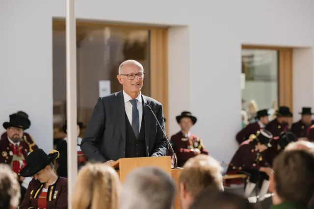 Landehauptmann Anton Mattle lies es sich nicht nehmen bei der Eröffnung dabei zu sein. | Foto: Manuel Pale