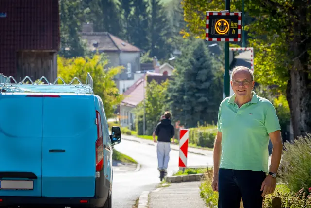 Gemeinderat und Ortsvorsteher Wolfgang Grande setzt sich für mehr Sicherheit vor dem Kindergarten Hintersdorf ein. | Foto: Weinwurm Fotografie