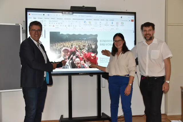 Christian Flammer, Joelle Kussnow und Markus Wertek präsentieren Umfragewerte. | Foto: Mirjam Preineder