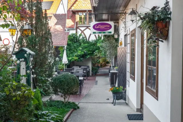 Am Vormittag lag der Gastgarten noch in ruhiger Stille. Die Gartenlaternen und das viele Grün erinnern wirklich ein wenig an den Süden. | Foto: Gerald Lang Photography
