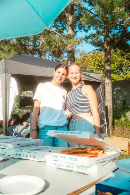 Julia und Larissa im Einsatz am Buffet | Foto: MileOne