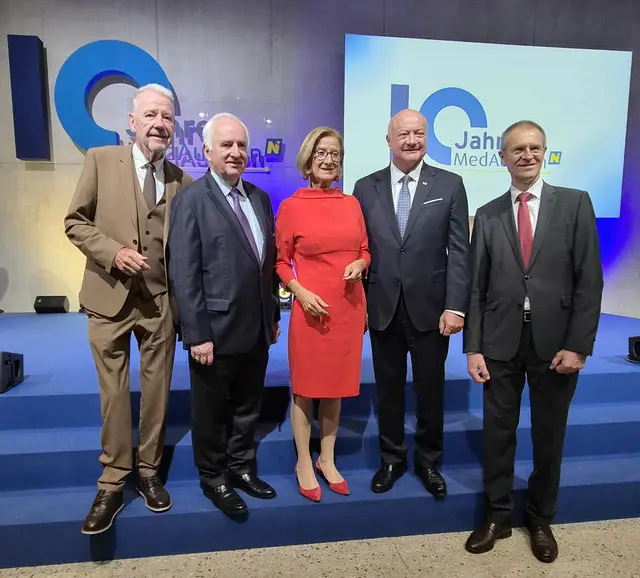 MedAustron Jubiläum: Bürgermeister Klaus Schneeberger, Ärztlicher Direktor Eugen Hug, Landeshauptfrau Johanna Mikl-Leitner, Bundeskanzler Christian Stocker, Geschäftsführer Alfred Zens. | Foto: Sandra Löchinger