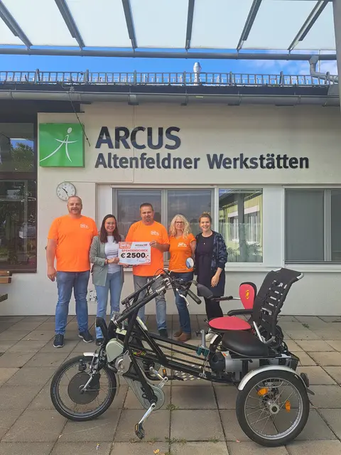 Die MFG-Bezirksgruppe übergab einen Scheck von 2.500 Euro an die Altenfeldner Werkstätten. | Foto: MFG