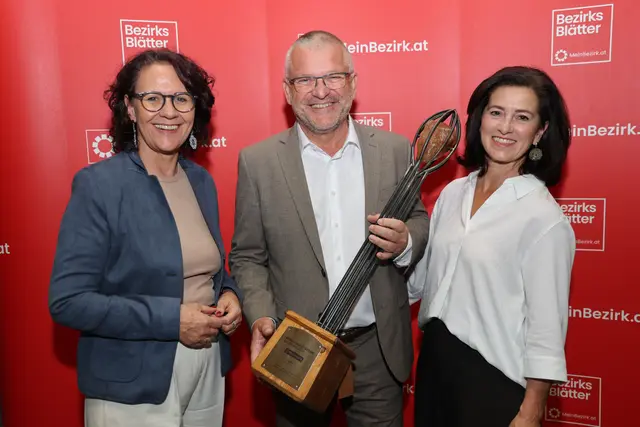 Der Musiksommer St. Leonhard hat den Regionalitätspreis 2026 in der Kategorie "Kunst &amp; Kultur" gewonnen. Die Freude bei Horst Hofer vom Verein Juvavum Brass und seiner Frau Emma Hofer (re.), die von Anbeginn mit dabei und engagiert ist, war groß. Landesrätin Daniela Gutschi (li.), die die Trophäe überreicht hat, gratulierte. | Foto: Franz Neumayr